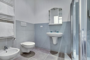 Apartamento, 1 habitación | Baño | Ducha, secador de pelo, bidé y toallas
