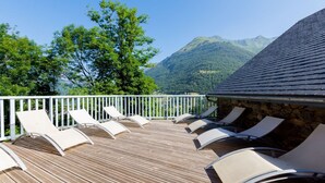 A wooden deck with white railings and lounge chairs, overlooking a mountainous landscape. - Résidence Les Balcons de l'Yse (Luz-Saint-Sauveur)