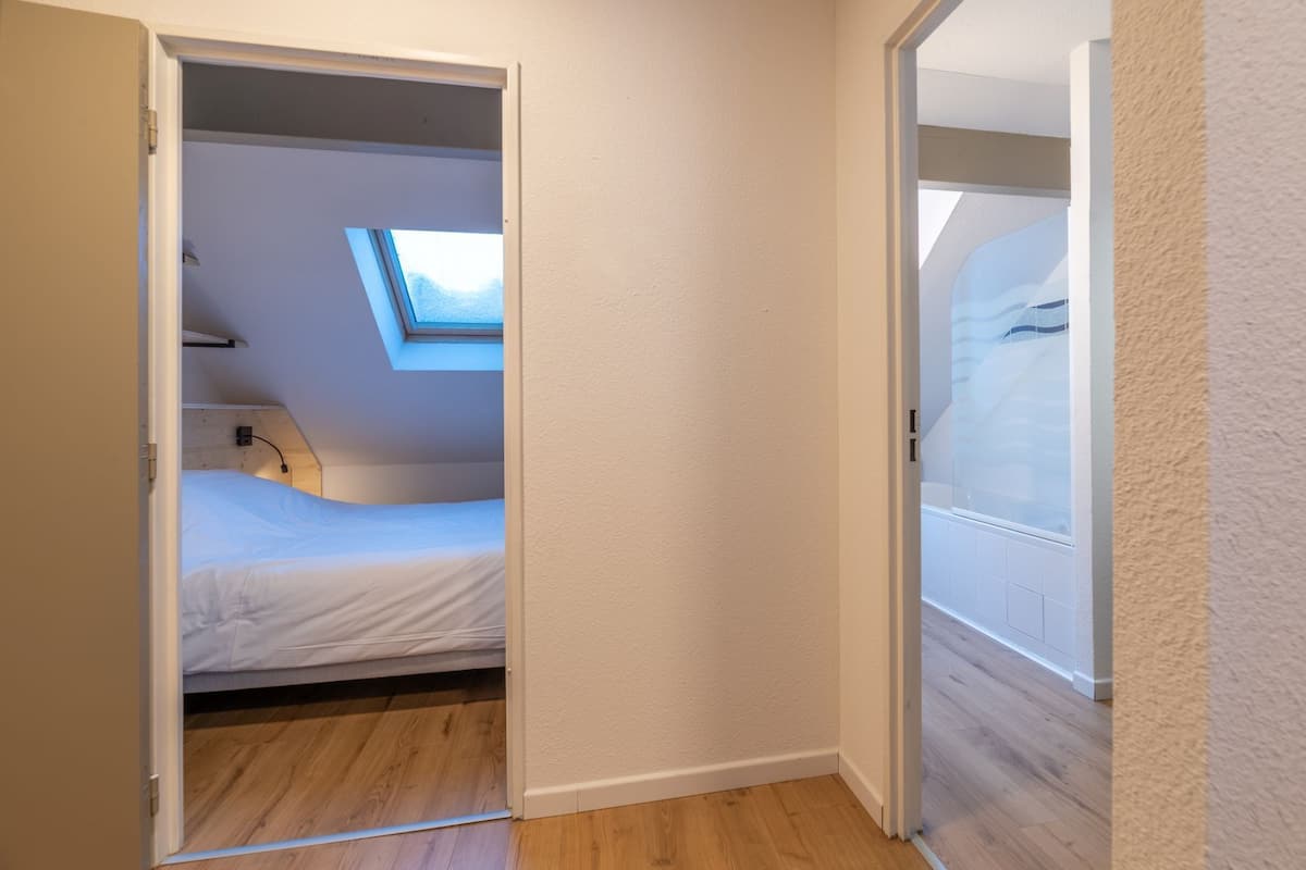Departamento Deluxe | Insonorización, tabla de planchar con plancha y ropa de cama