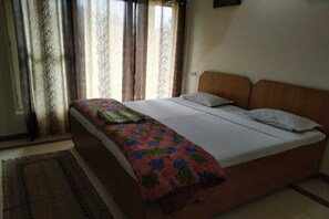 Minibar, blackout drapes, free WiFi, bed sheets - Janardan Resort Pangot (Kosiyakutoli)