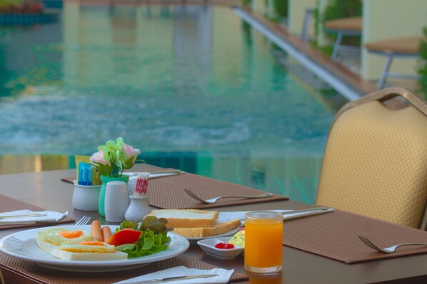 Una piscina al aire libre