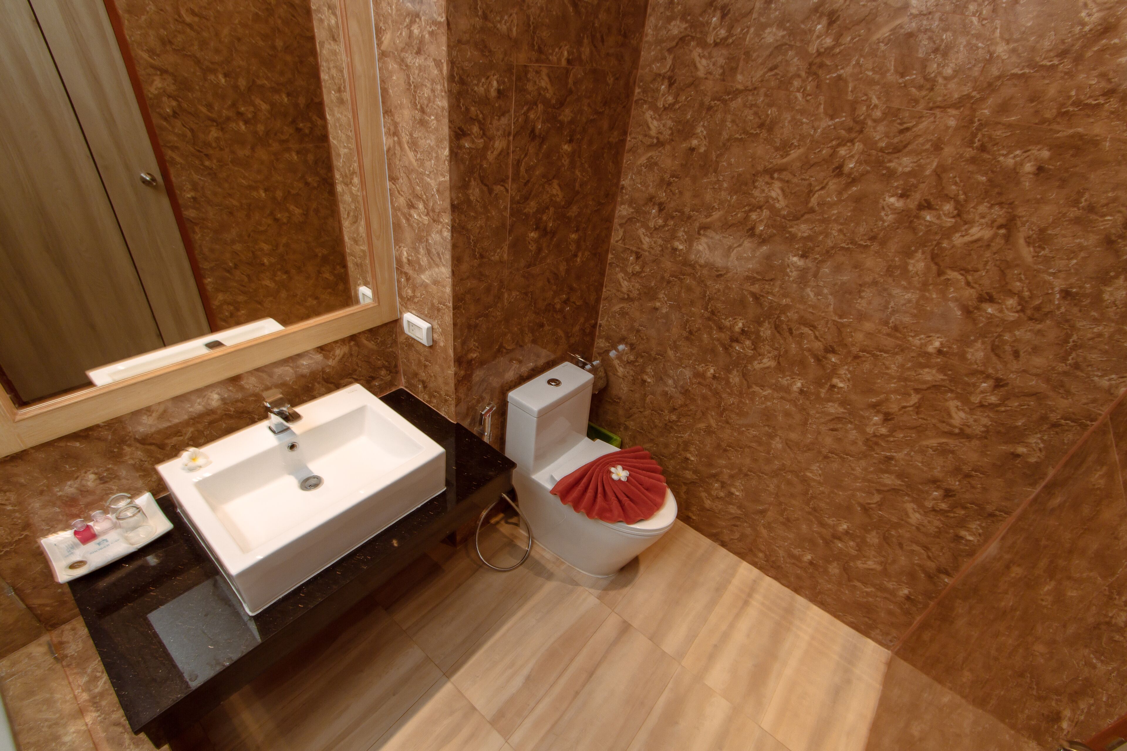 combined shower/bathtub, deep-soaking bathtub, free toiletries