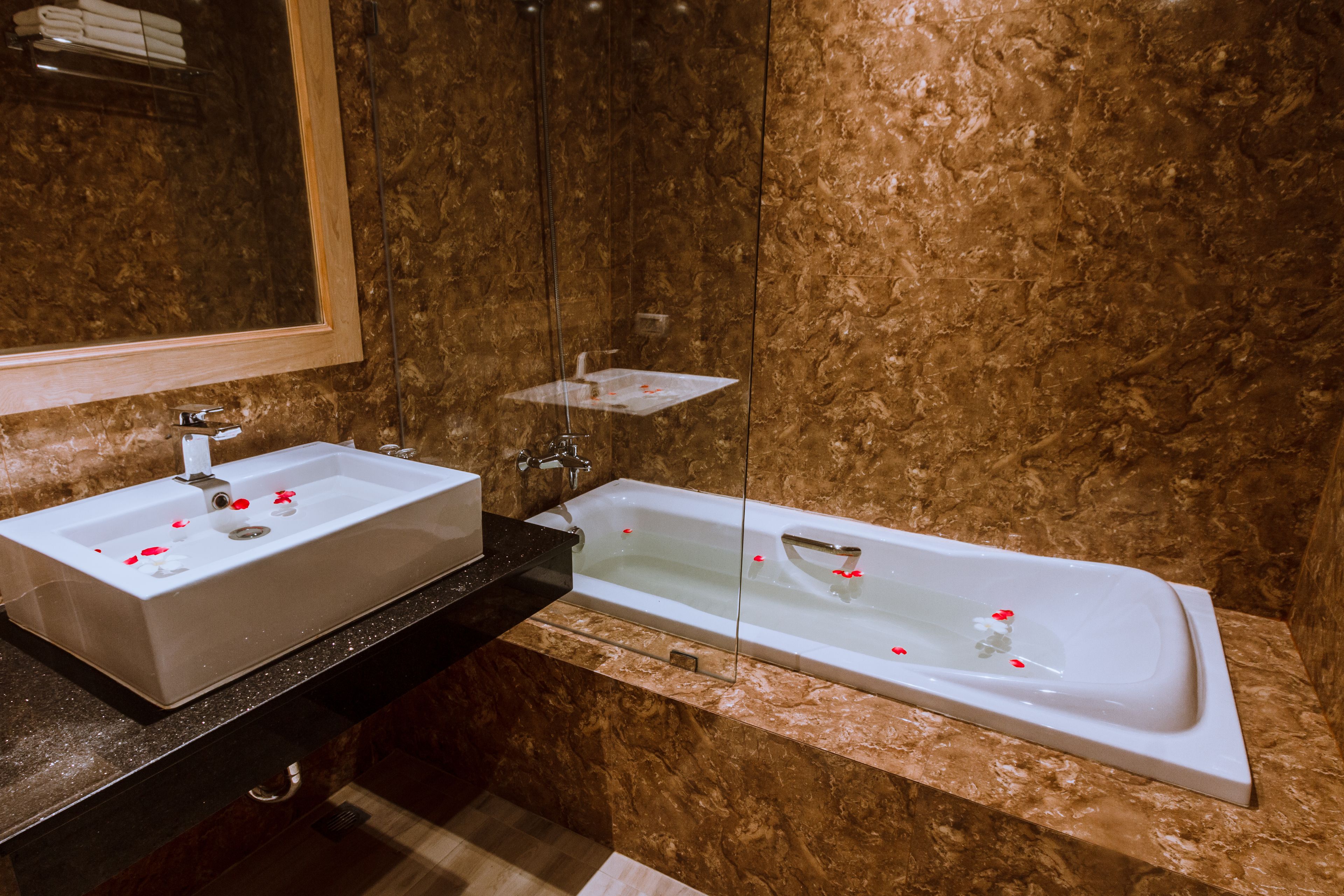 combined shower/bathtub, deep-soaking bathtub, free toiletries