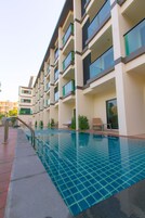 Una piscina al aire libre