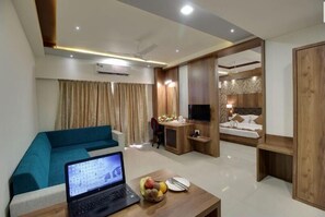 Suite Room | 1 dormitorio, mobiliario individual, escritorio y cortinas opacas