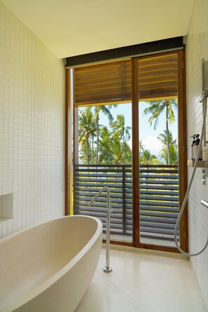 Suite, 1 Tempat Tidur King, pemandangan samudra | Kamar mandi | Shower, perlengkapan kamar mandi ramah lingkungan, sandal, dan kloset