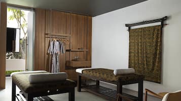 Relax in a well-organized space with a comfortable bench and ample storage.