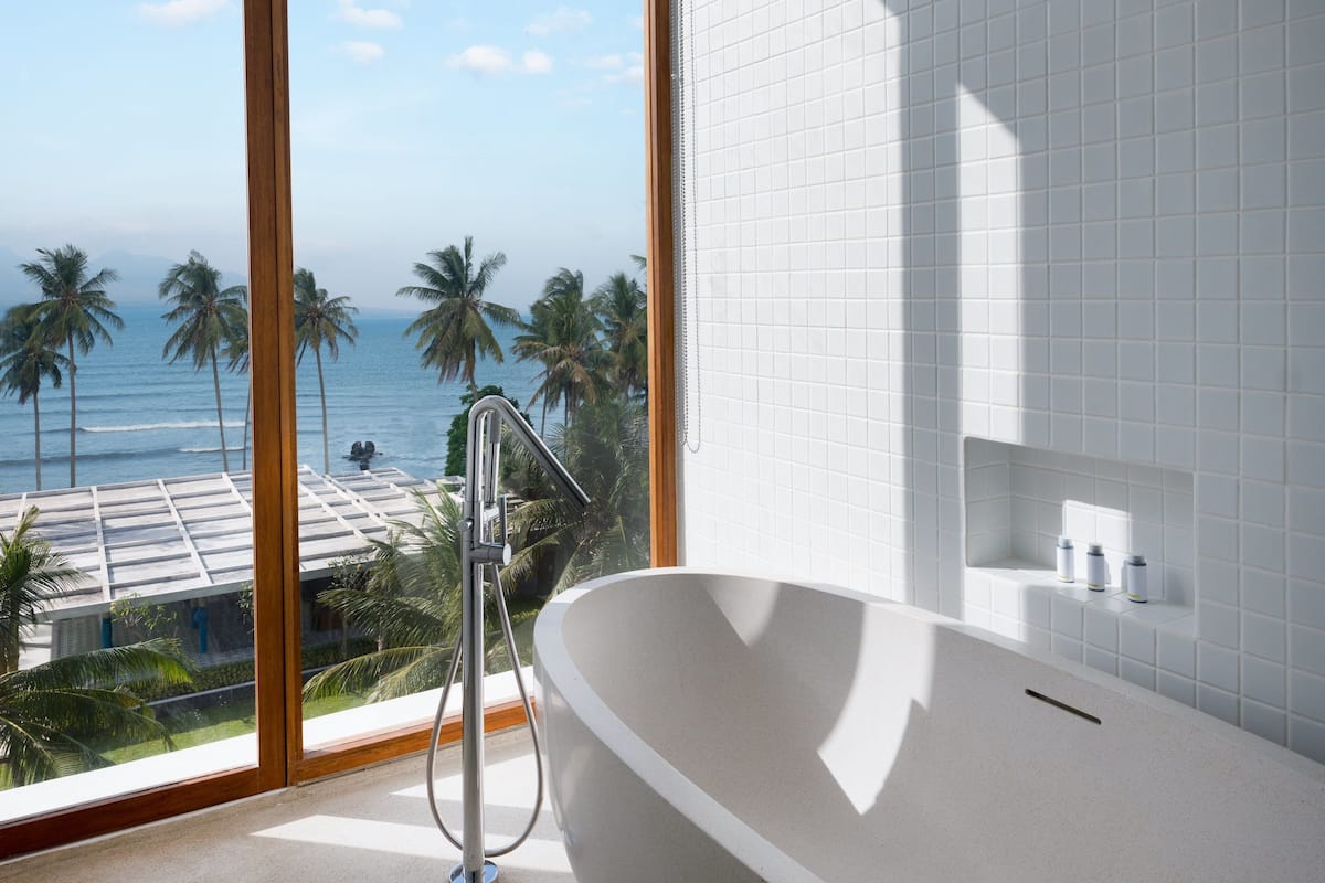 suite, ocean view | deep-soaking bathtub