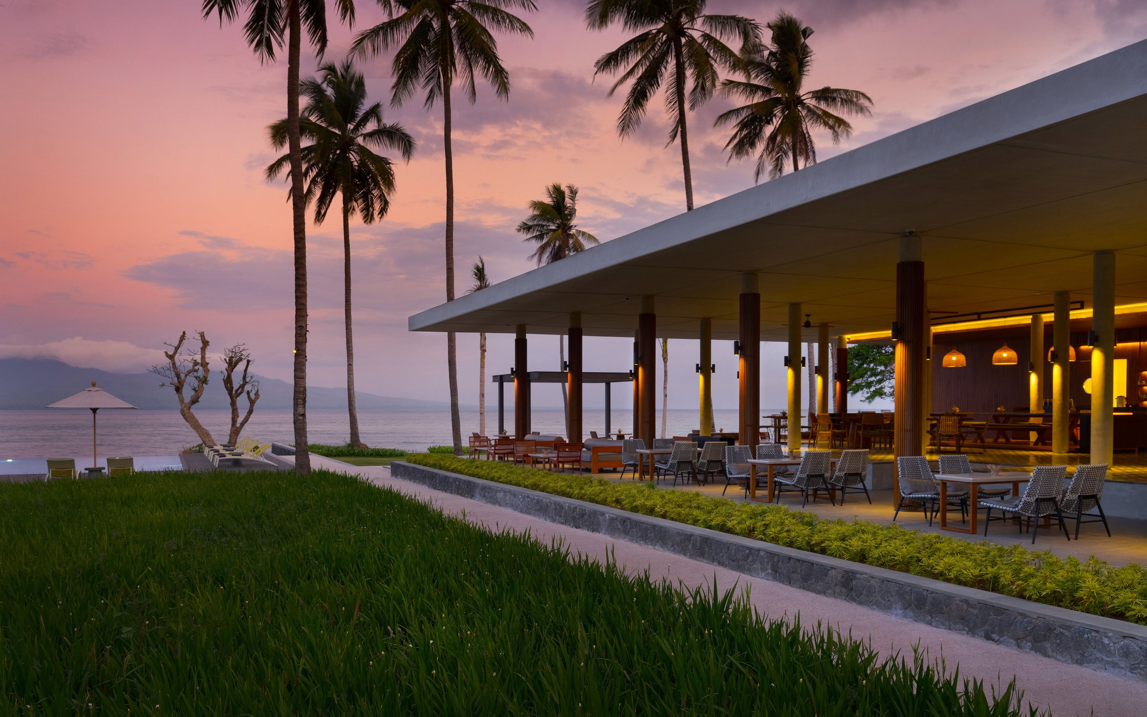 Melayani sarapan, makan siang, makan malam; dengan pemandangan pantai