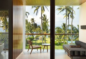 套房, 1 张特大床, 海洋景观 | 客房内保险箱、办公桌、遮光窗帘、熨斗/熨板