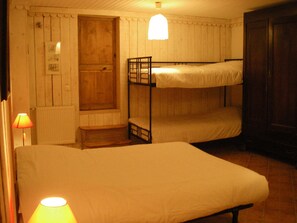 أسرّة أطفال/رضّع (مجانًا) وواي فاي مجانًا وملاءات أسرّة