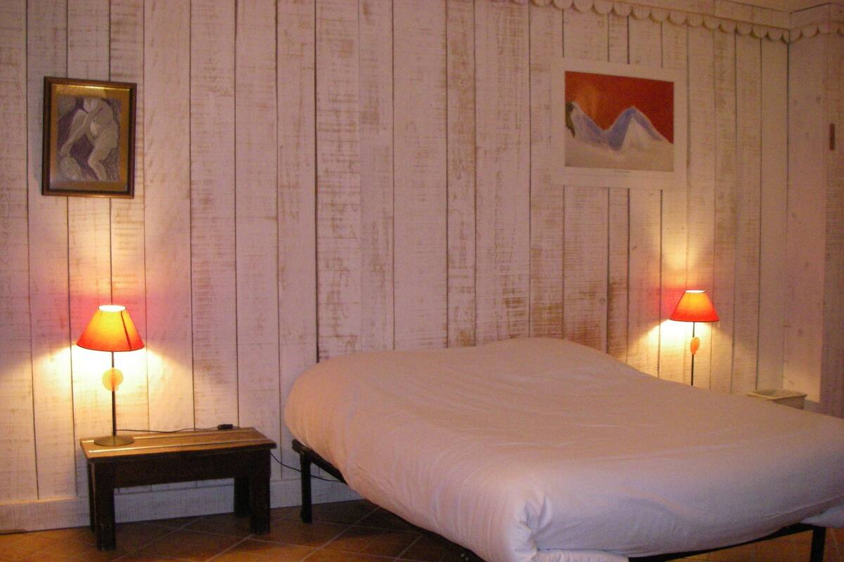 Habitación doble (Chambre 1) | Cunas gratuitas, wifi gratis y ropa de cama
