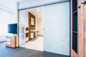 Comfort Suite, Private Bathroom | Bathroom | Towels - Hochwald Lodge (Morbach)