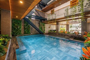 Indendørs pool