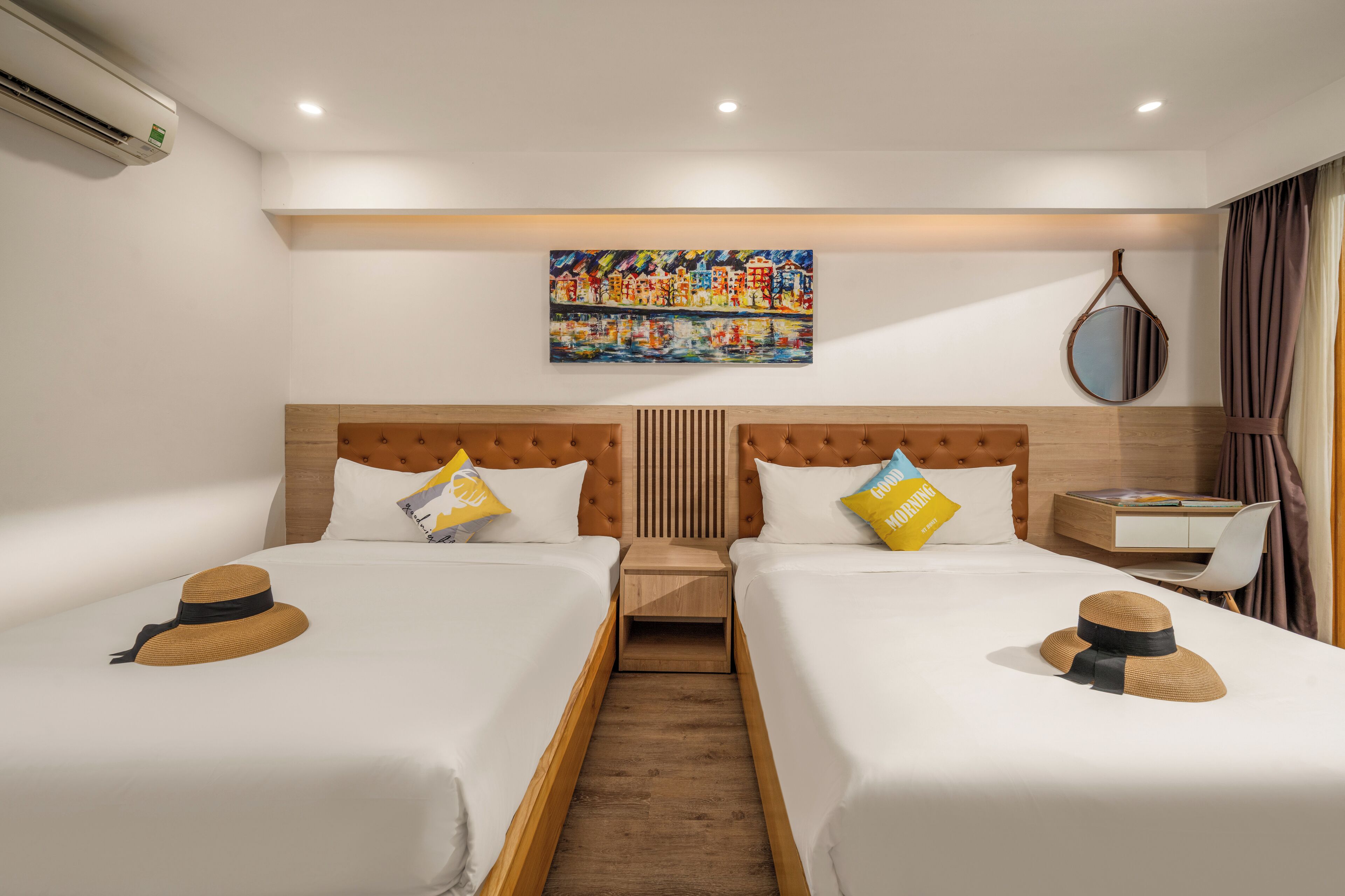 Perhehuone | Minibaari, työpöytä, pimennysverhot, äänieristys