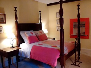 Quarto romântico, banheira, no jardim | Escrivaninha, ferros/tábuas de passar roupa, Wi-Fi de cortesia