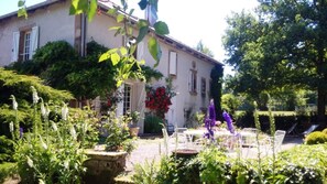 Vista frontal de la propiedad