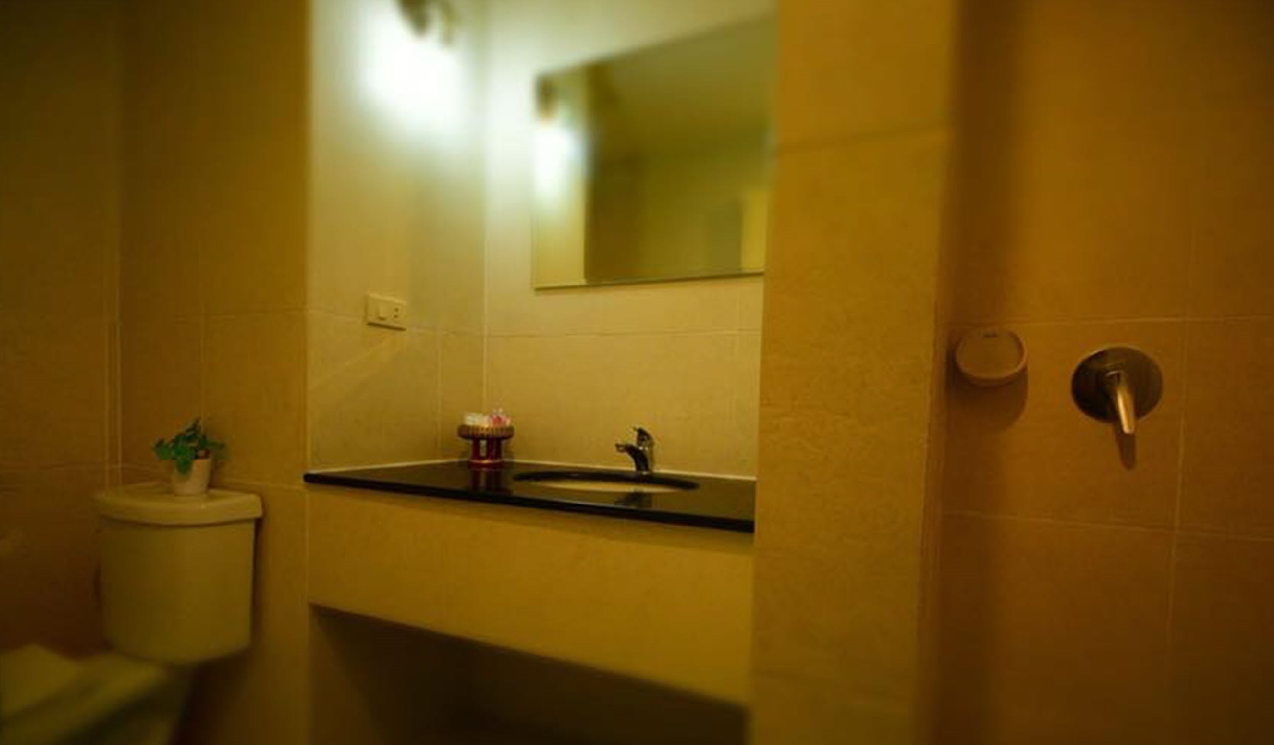 Un baño con inodoro, lavabo y espejo.