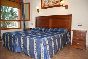 Minibar, desk, blackout drapes, iron/ironing board - Hostal Mesón Arboleas (Arboleas)