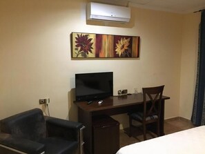 Minibar, desk, blackout drapes, iron/ironing board - Hostal Mesón Arboleas (Arboleas)