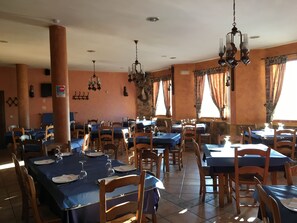 Breakfast, lunch and dinner served - Hostal Mesón Arboleas (Arboleas)