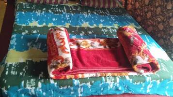 Tienda de campaña familiar, 1 habitación, cocina, vista a la colina | Ropa de cama