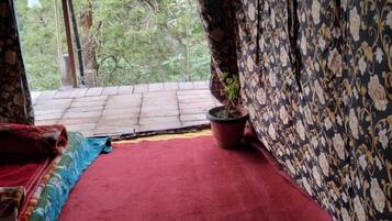 Tienda de campaña familiar, 1 habitación, cocina, vista a la colina | Ropa de cama