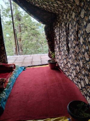 Tenda de campanya familiar, 1 dormitori, cuina, vistes al turó | Roba de llit 