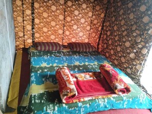 Tenda de campanya familiar, 1 dormitori, cuina, vistes al turó | Roba de llit 