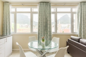 Basic Studio, 1 Queen Bed | Living area