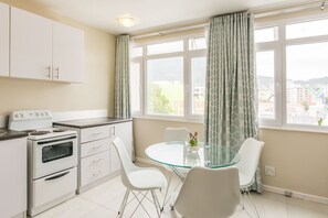 Basic-studiolejlighed - 1 queensize-seng | Spisning på værelset