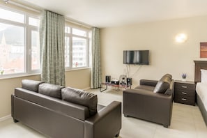 Basic Studio, 1 Queen Bed | Living area