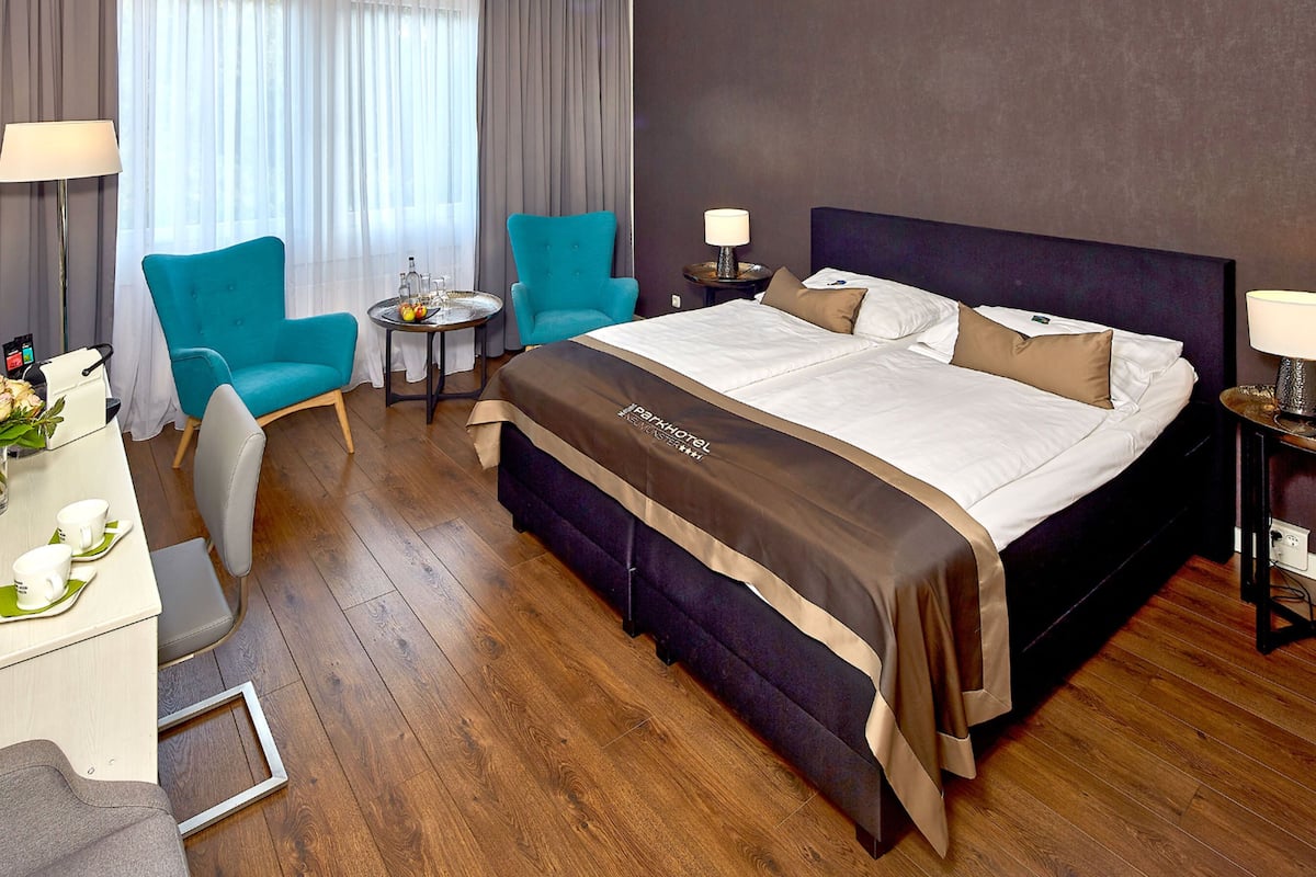 Hypo-allergenic bedding, minibar, in-room safe, desk