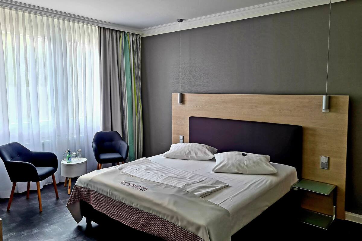 Ropa de cama hipoalergénica y minibar 