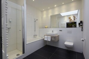 Apartment | Bathroom | Shower, free toiletries, hair dryer, towels - Neues Parkhotel (Neumuenster)