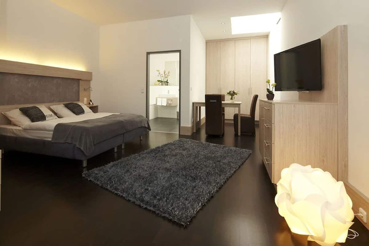 Ropa de cama hipoalergénica y minibar 