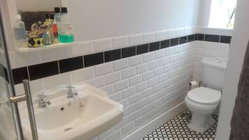 Comfort Penthouse, 1 King Bed, City View | Bathroom | Shower, free toiletries