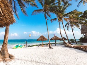 Private beach, white sand, sun-loungers, beach umbrellas - Tsunami Village (Bwejuu)