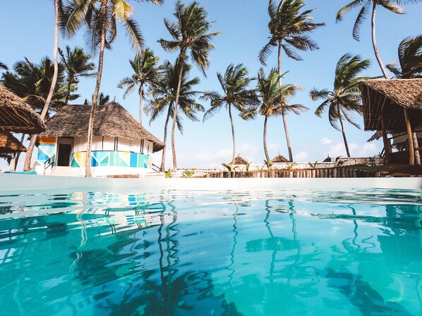 Outdoor pool, pool umbrellas, pool loungers - Tsunami Village (Bwejuu)