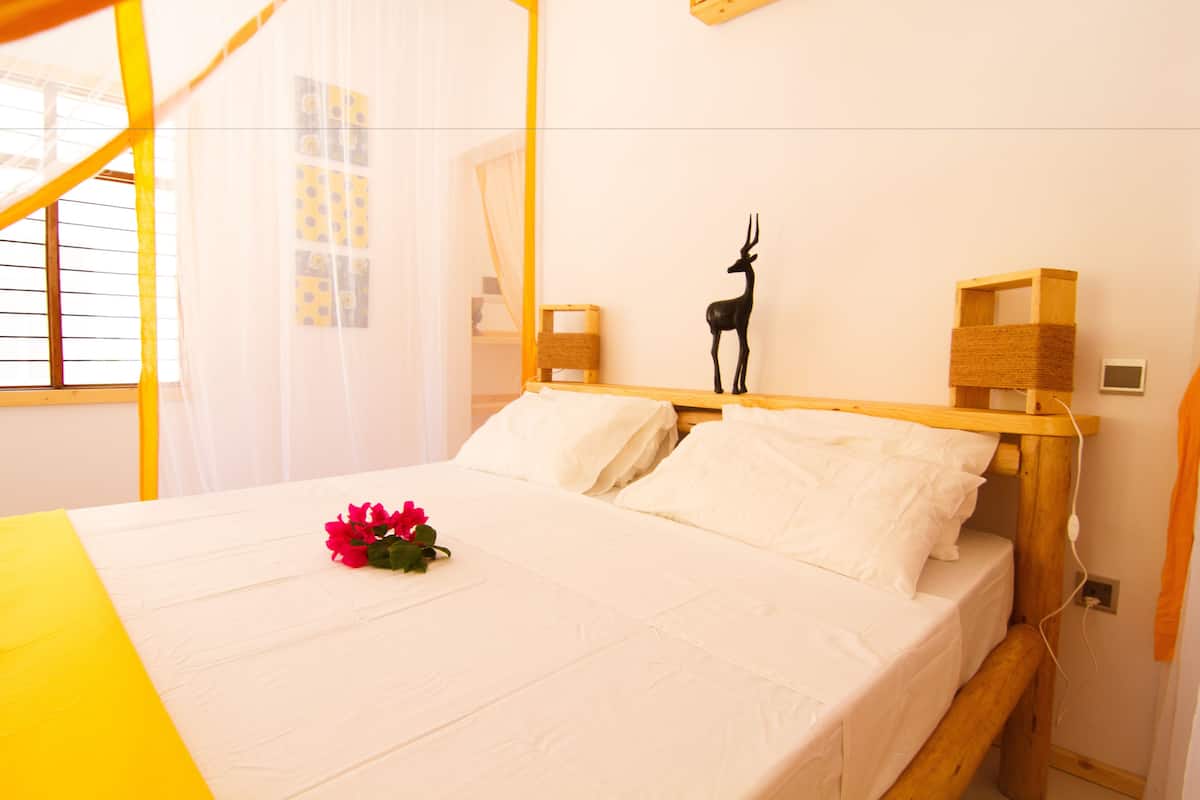 Habitación Deluxe, vista a la alberca | Ropa de cama de alta calidad y decoración personalizada