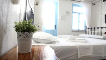 Desk, soundproofing, free WiFi, bed sheets