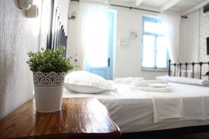 Desk, soundproofing, free WiFi, bed sheets - Cesmeli Han (Ayvalik)