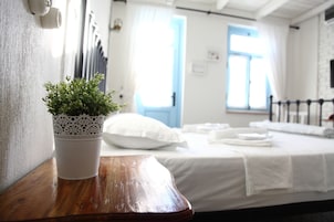 Escritorio, sistema de insonorización, wifi gratis y ropa de cama