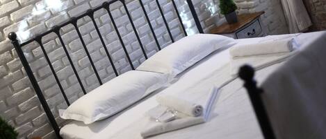 Desk, soundproofing, free WiFi, bed sheets