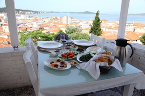 Desayuno completo gratuito y diario
