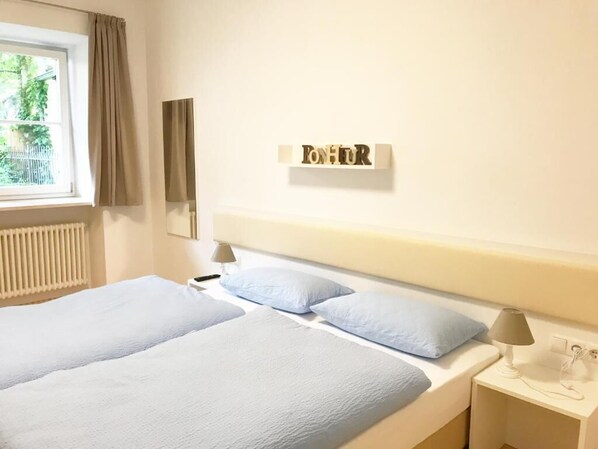 Chambre Ville, 2 chambres, non-fumeur (no kitchen) | 2 chambres, bureau, rideaux d’obscurcissement, système d’insonorisation