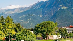 A mountainous landscape with a view of a town in the foreground. - Manzoni Premium (Merano)