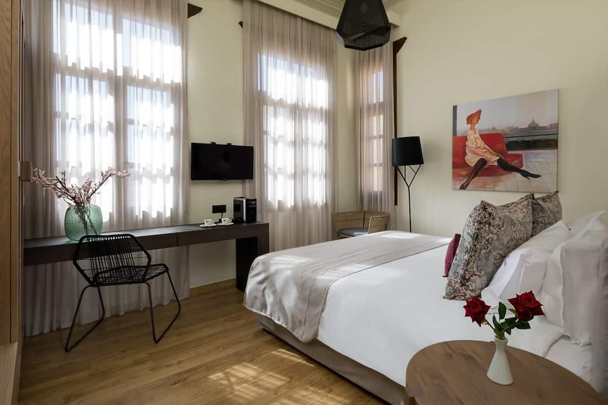 Quarto casal standard | Cofres nos quartos, ferros/tábuas de passar roupa, Wi-Fi de cortesia