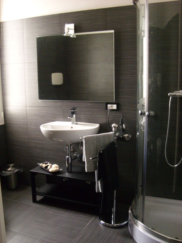 Douche, bidet, serviettes fournies