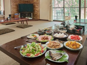 Daily self-service breakfast (JPY 1100 per person)